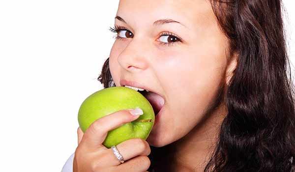 Top Foods to Avoid That Crack Your Teeth